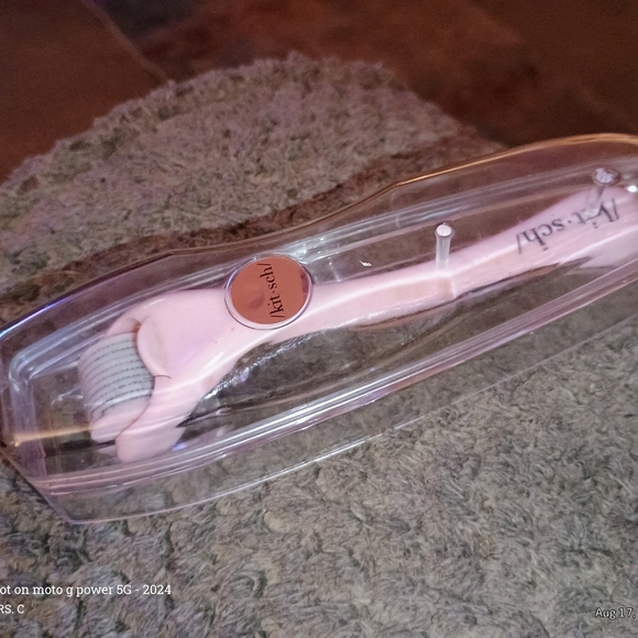 Pink Facial Roller in Clear Packaging - Picture 4 of 4